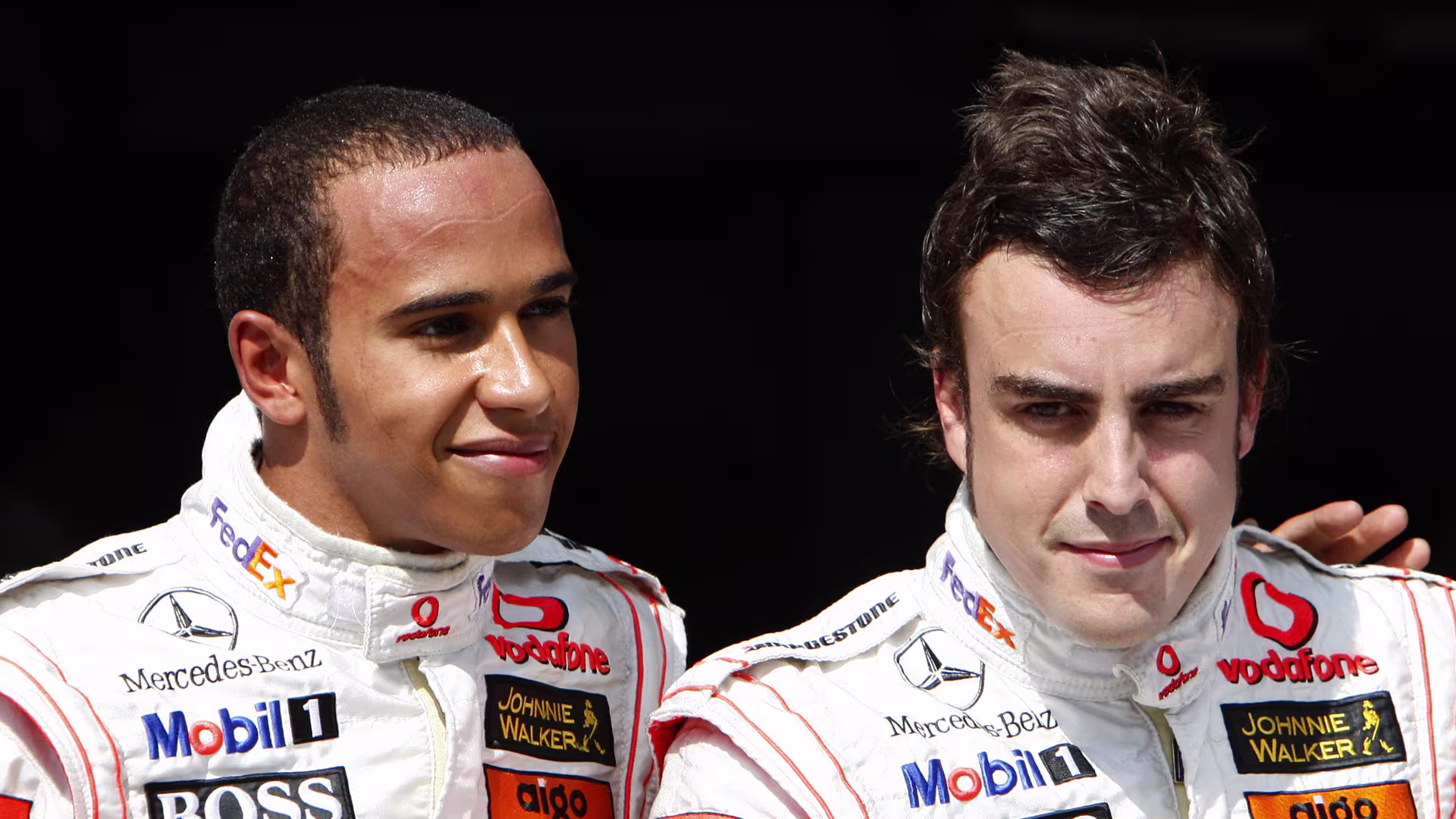 alonso defends hamilton featured Fernando Alonso Playfully Defends Lewis Hamilton in Surprising F1 Moment