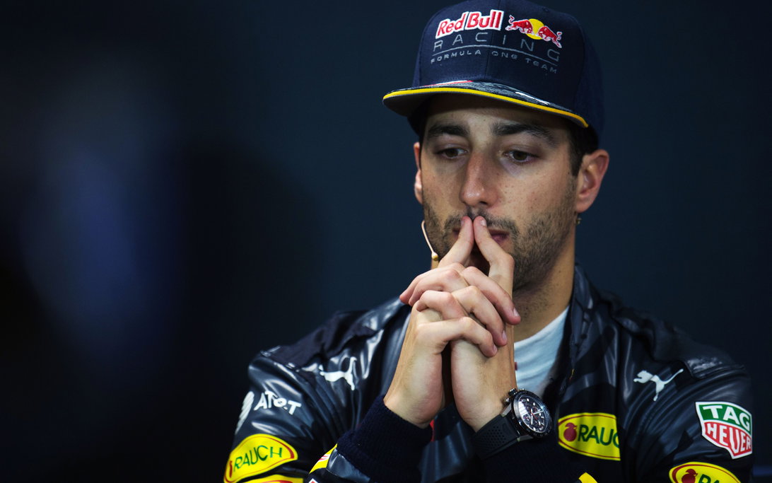 Daniel Ricciardo leads the Monaco Grand Prix before a costly Red Bull pit stop
