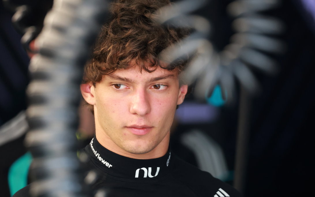 kimi antonelli caught off guard by jenson button f1 title comment Kimi Antonelli Shocked by Jenson Button’s Unexpected F1 Title Remark