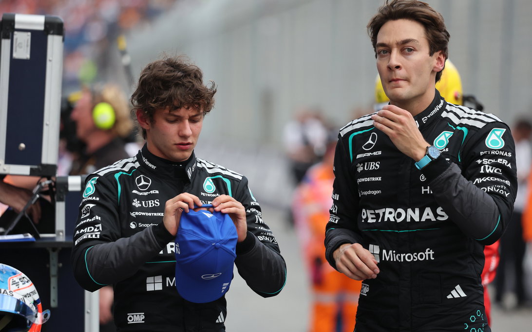 Mercedes' Powerful Warning to Title-Chasing F1 Drivers Exposed 2 Mercedes drivers Kimi Antonelli and George Russell follow intra-team racing guidelines during a title fight