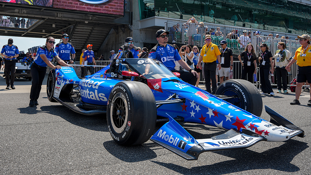 RLL Poised for Victory with Sharper Pit Stops This Sunday 2 Rahal Letterman Lanigan Racing pit crew working in pit lane at Indianapolis