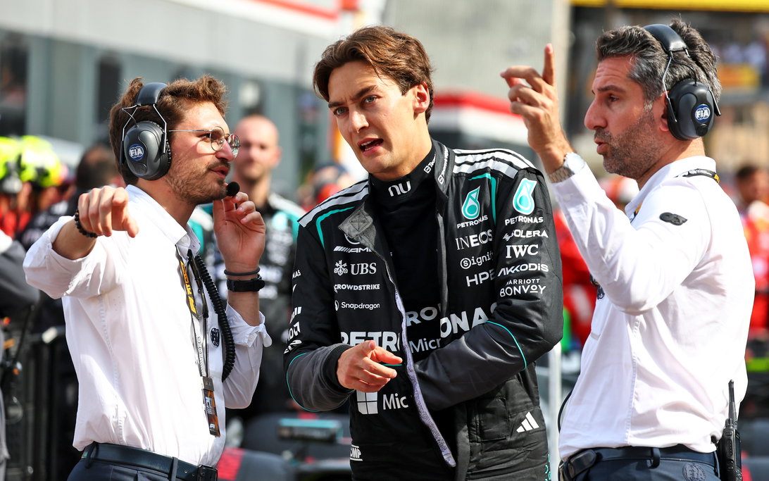 Toto Wolff Gives George Russell Vital Advice After Mercedes Setback 2 Toto Wolff speaks to George Russell during a Mercedes debrief