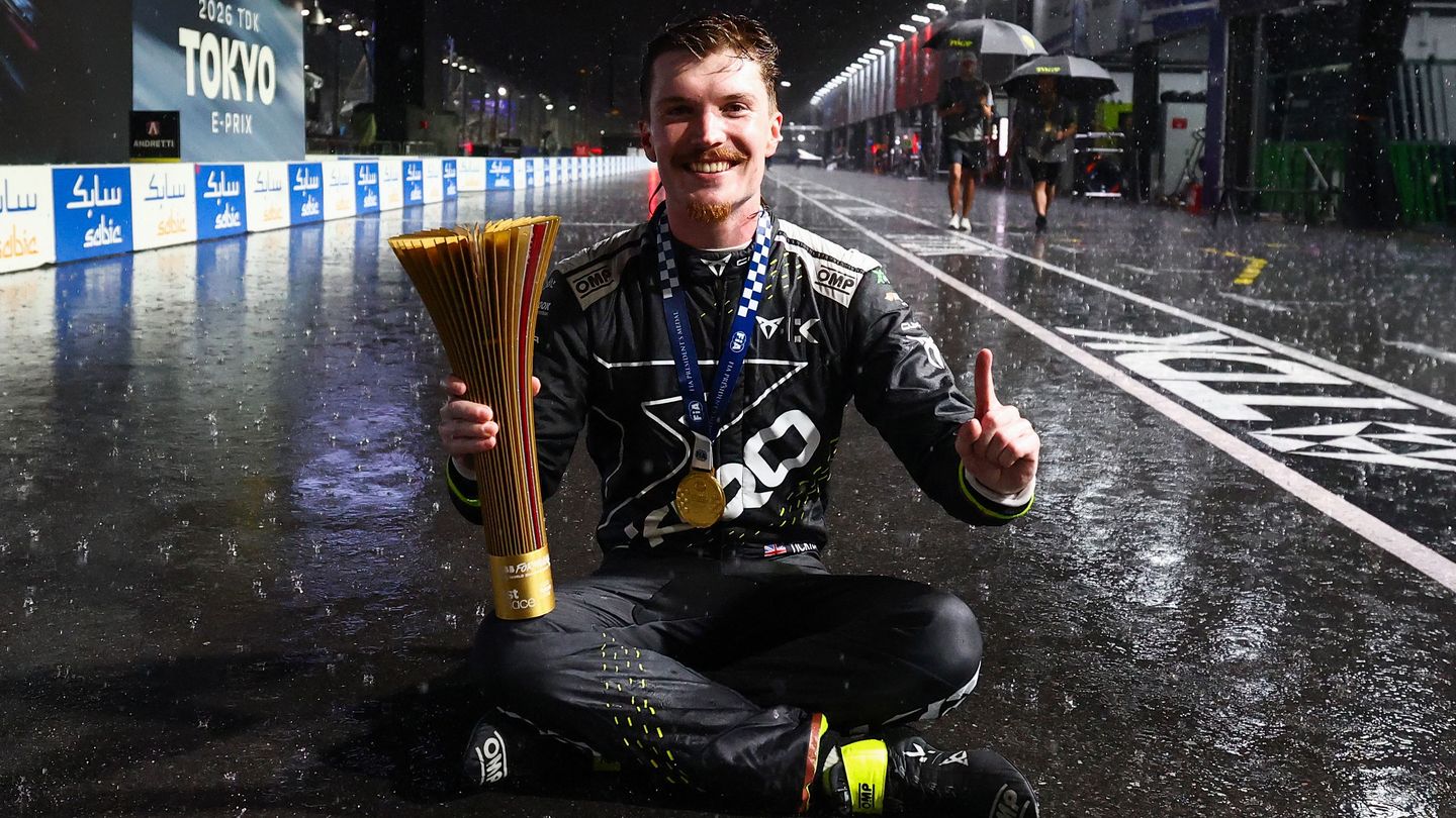 Dan Ticktum Shares Emotional Formula E Win Amid Ongoing Seat Hunt 3 Dan Ticktum leads on the final lap of the Tokyo E-Prix