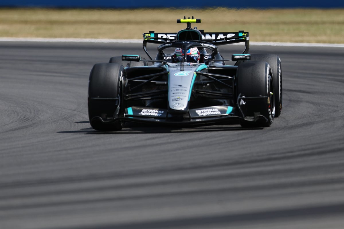 Live Action: Experience the Thrill of the F1 Sprint in Britain 2 Hamilton, Norris, and Verstappen battle during the Silverstone Sprint