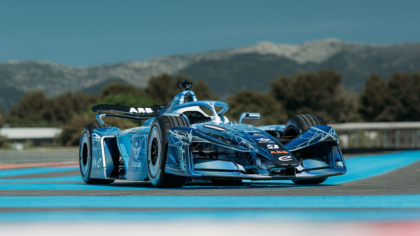 Formula E’s Bold Goodwood Mission to Break F1 Record 3 Formula E Gen4 car alongside Ford Super Mustang Mach‑E during the Goodwood shootout