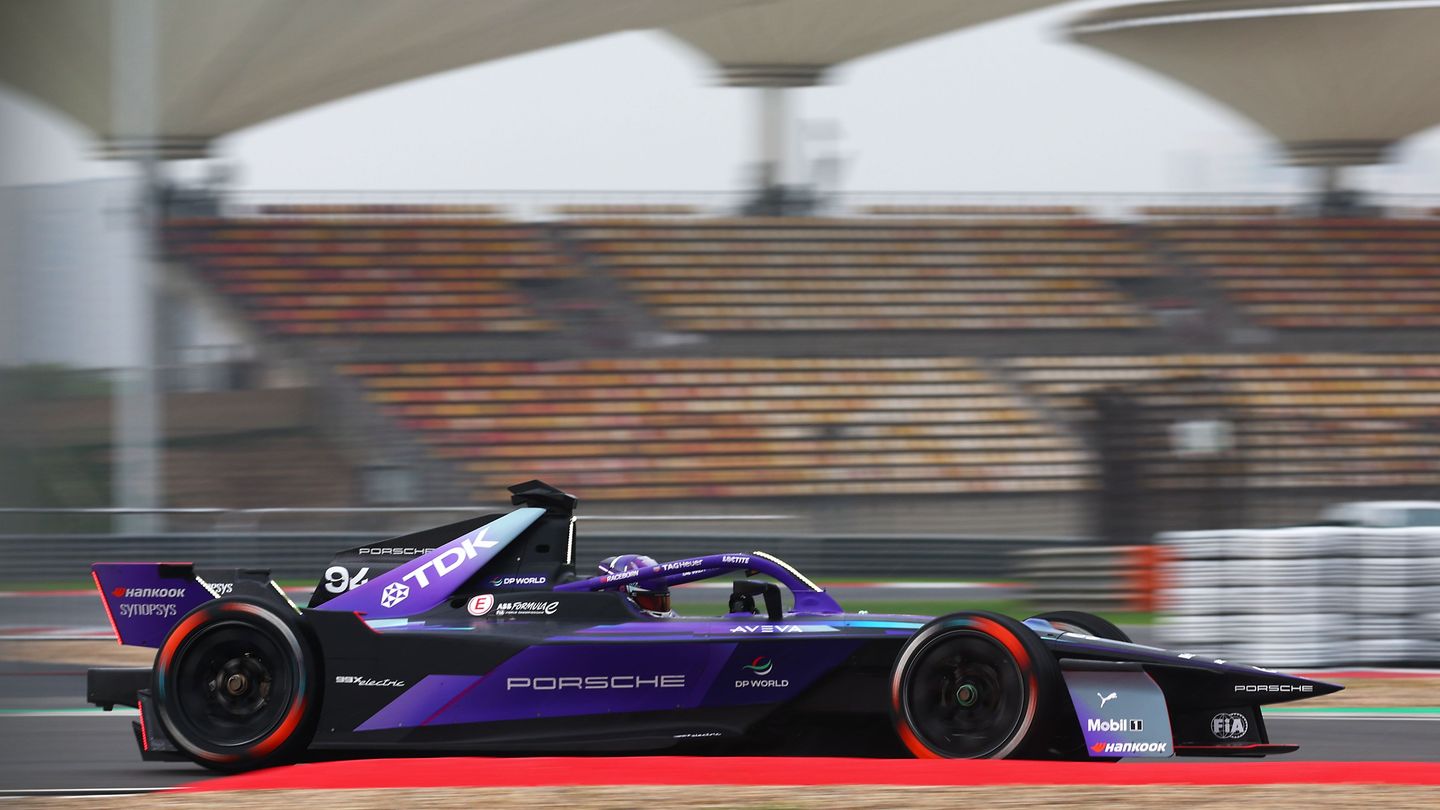 Pascal Wehrlein Seizes Wet Formula E Win, Shatters Mitch Evans’ Title Lead 2 Pascal Wehrlein leads the wet Shanghai E-Prix from pole