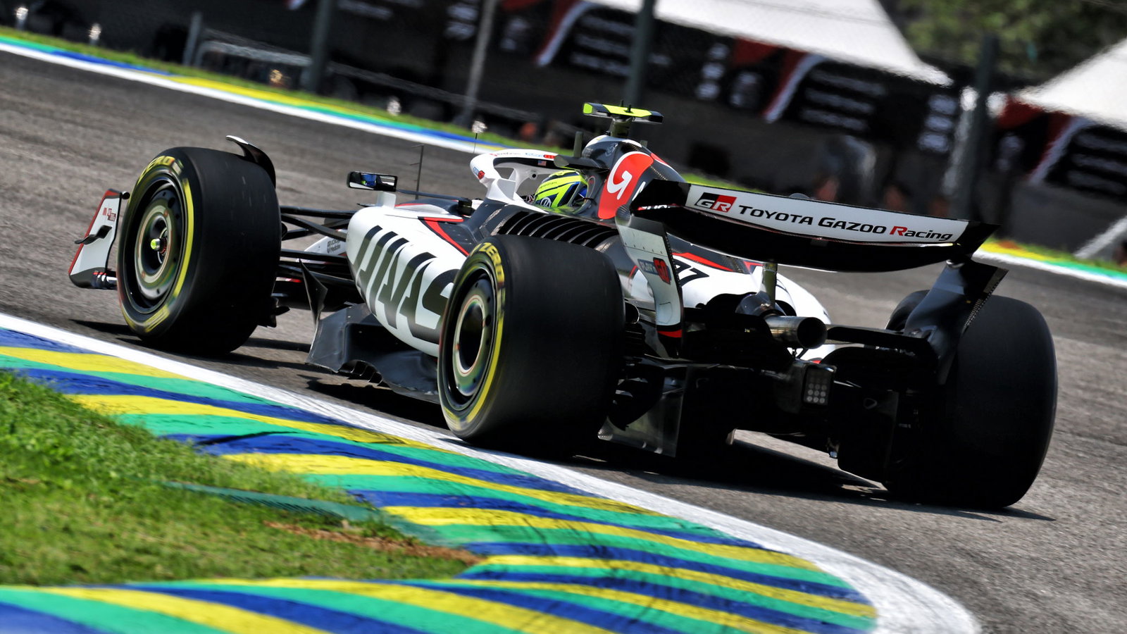 Hadjar Appeals to F1 Stewards to Spare Lawson in Sprint Race Controversy 2 Liam Lawson defends against Isack Hadjar during the Silverstone F1 sprint
