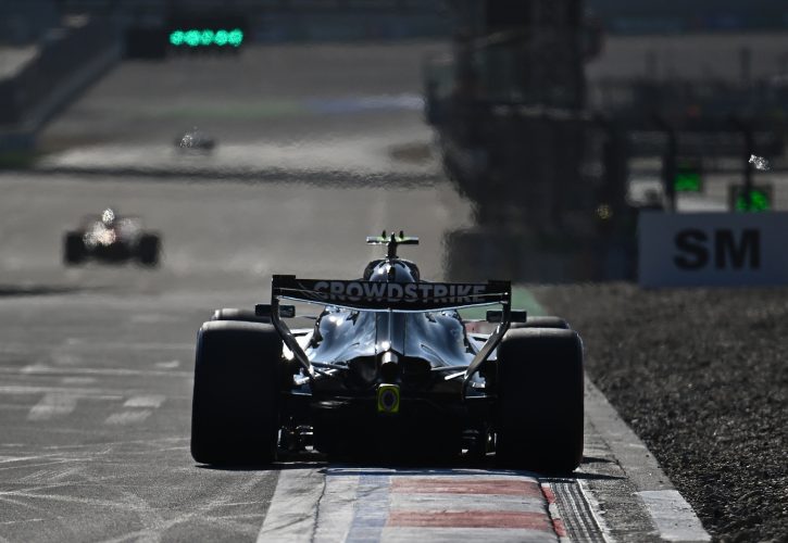 Mercedes Uncovers Legal Hack to Bring Back Banned F1 Qualifying Trick 2 Mercedes drivers use a throttle-lift qualifying tactic at Silverstone to manage deployment