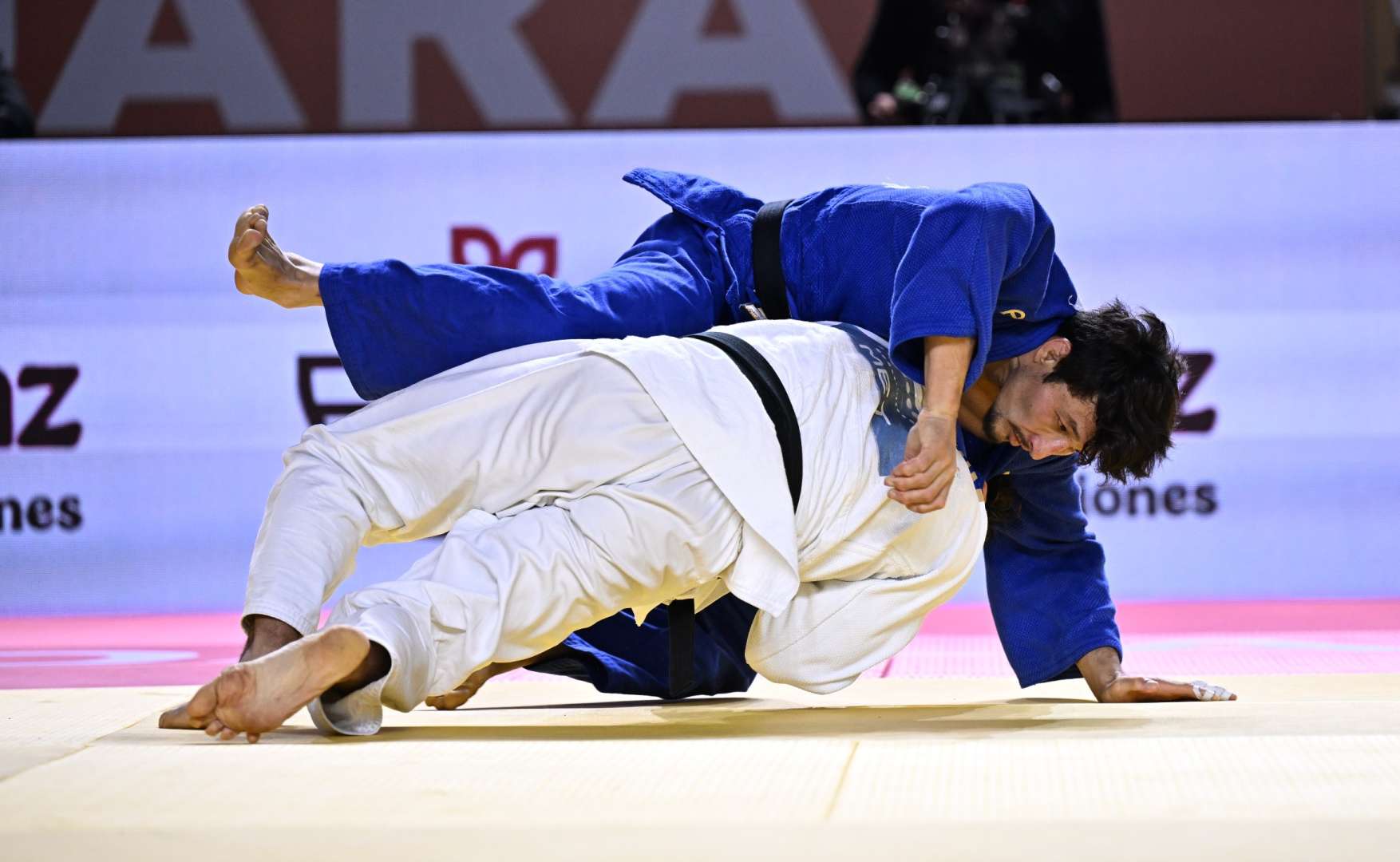 F1 Season-Defining Question Ignites as Title Fight Heats Up 2 Judoka celebrates gold medal at an IJF event