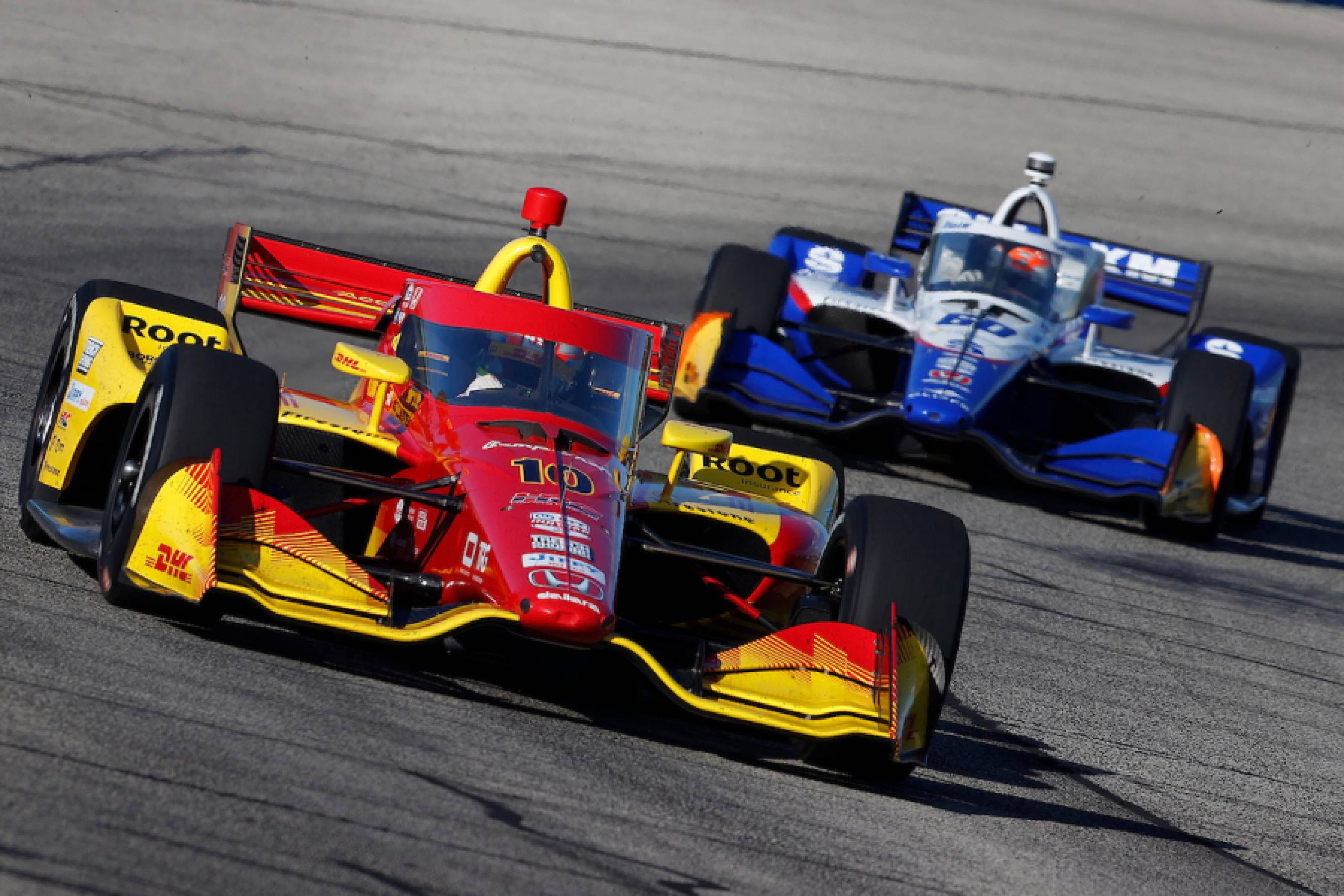 Alex Palou’s Rivals Gear Up to Challenge Him at Milwaukee 2 Alex Palou leads during an IndyCar short-oval run at Milwaukee