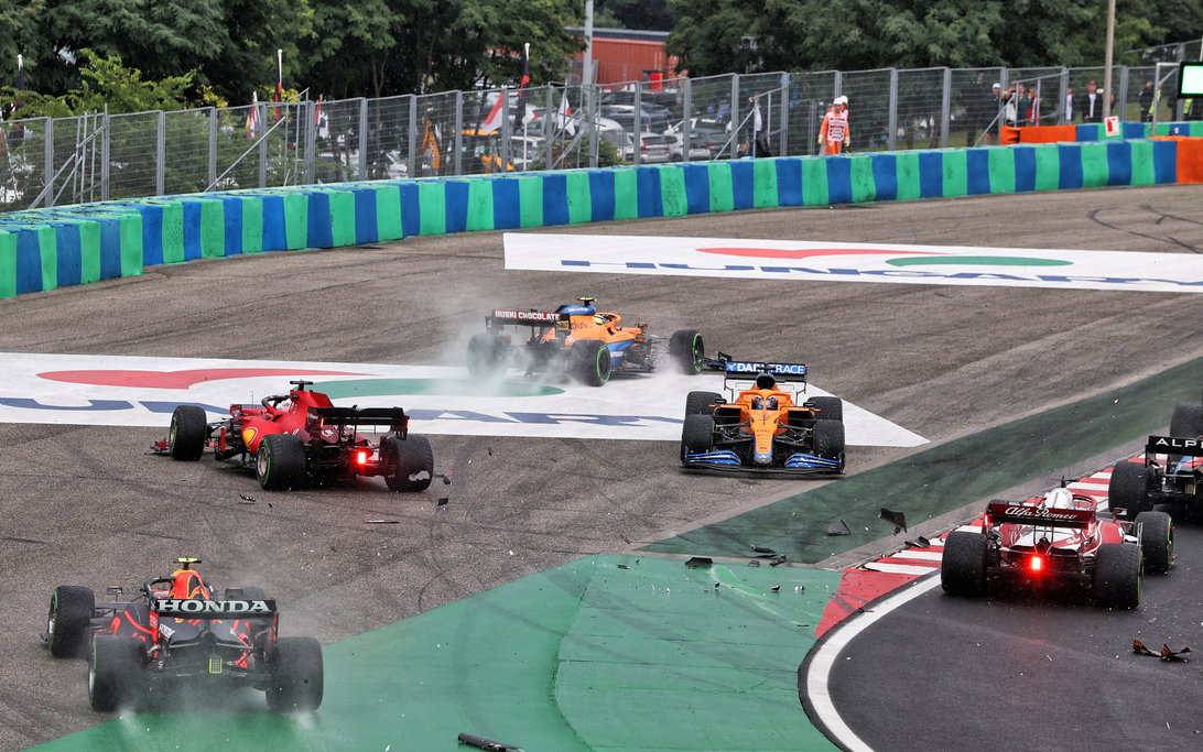 Chaotic F1 Race Shocks with Lewis Hamilton’s Bizarre Start and New Winner 2 Lewis Hamilton restarts alone at the Hungarian Grand Prix