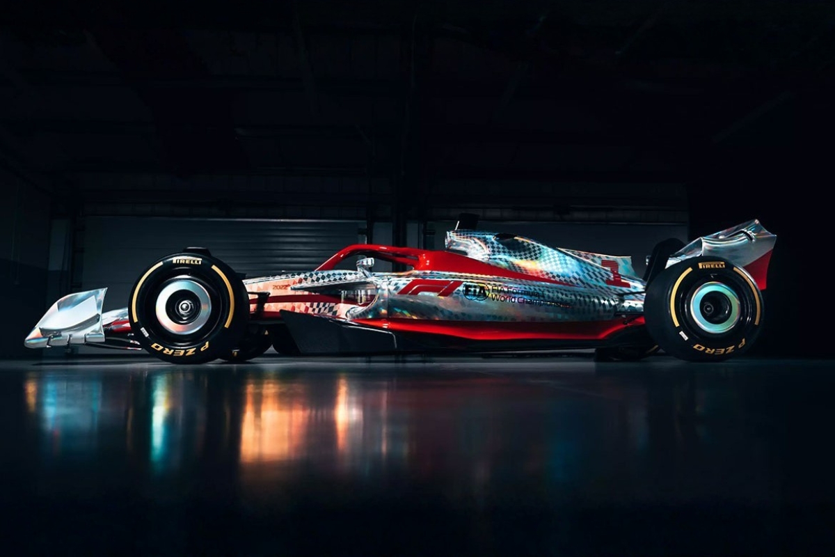 Inside the F1 Driver’s World: The Essential Role of the Race Engineer 2 Race engineers monitoring live telemetry and strategy dashboards in Formula 1