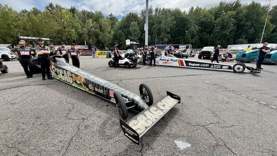 No. 1 Qualifiers Thrill Sellout Crowd at Dodge NHRA Great Lakes Nationals 2 Funny Car action at the Dodge NHRA Great Lakes Nationals