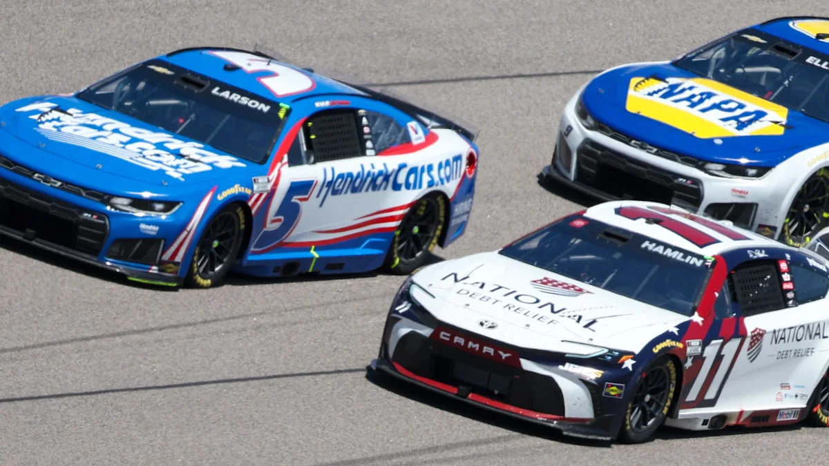 Kansas Showdown Set to Spark Drama in Critical Chase Stretch 2 Kyle Larson and Denny Hamlin prepare for a Kansas Speedway playoff showdown