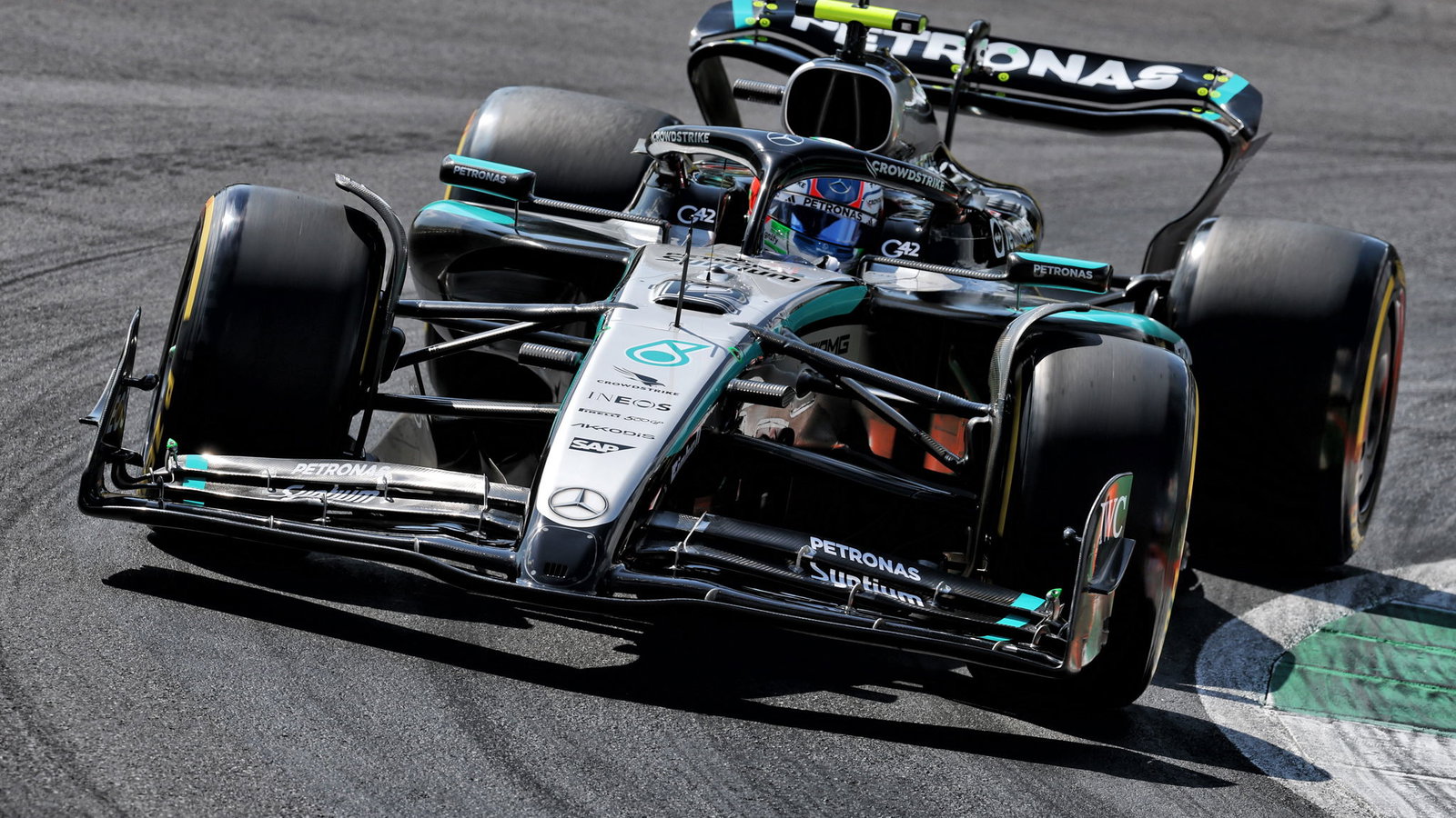 Kimi Antonelli battles smoky failure in tough Baku race start 3 Mercedes mechanics and engineers assess the W17 in the garage