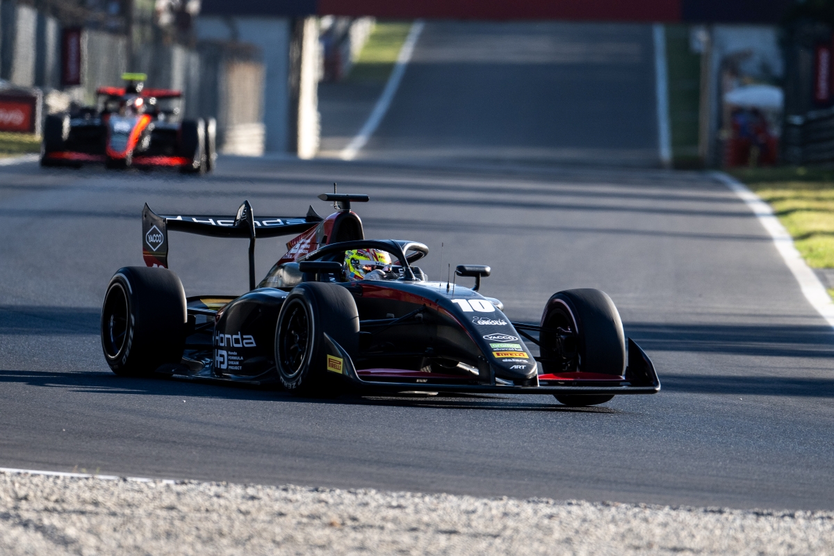 Kato Shines with First F3 Win in Thrilling Monza Sprint Race 3 Freddie Slater and Hiyu Yamakoshi battle during the Monza Formula 3 Sprint
