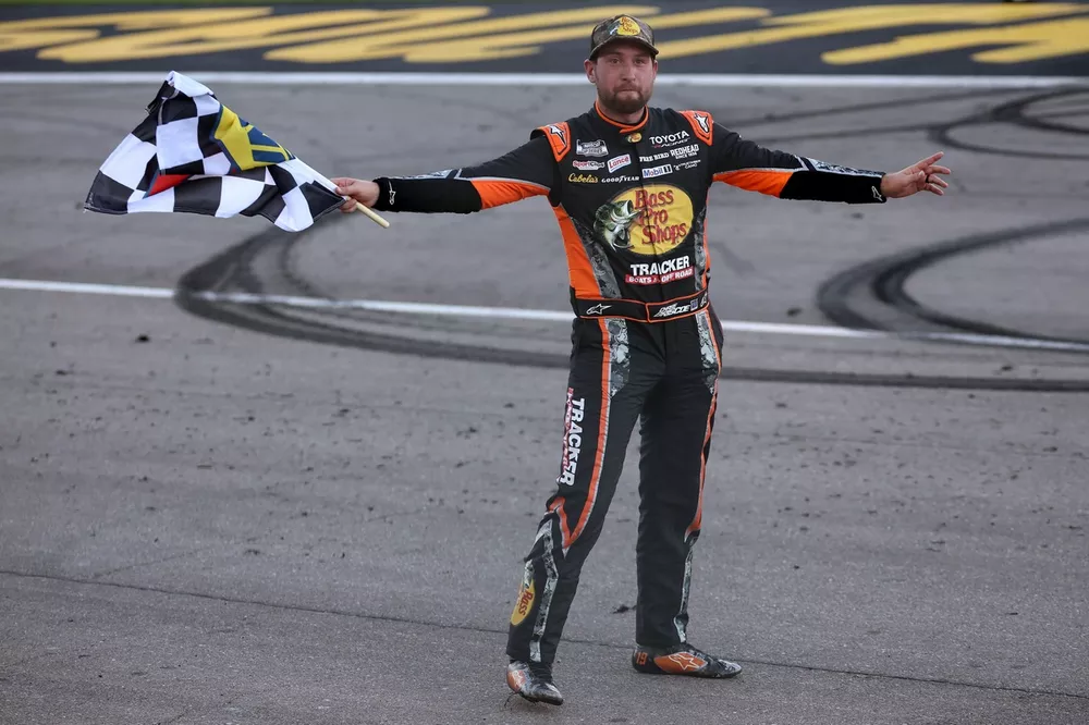 Chase Briscoe Triumphs at Las Vegas NASCAR Cup as Larson and Reddick Crash at Finish 2 Chase Briscoe leads the NASCAR Cup field at Las Vegas Motor Speedway