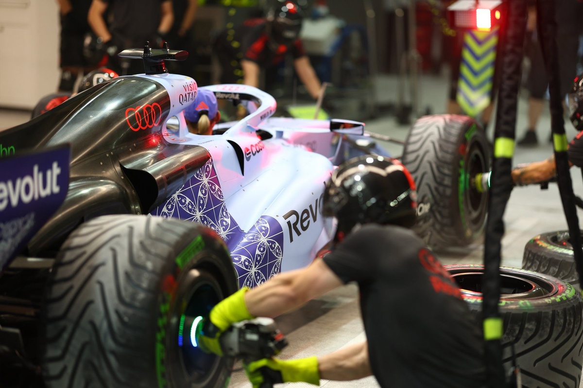 F1 Singapore GP Sunday: Full Schedule, Weather Updates & Viewing Guide 2 Marina Bay Street Circuit at night ahead of the Singapore Grand Prix