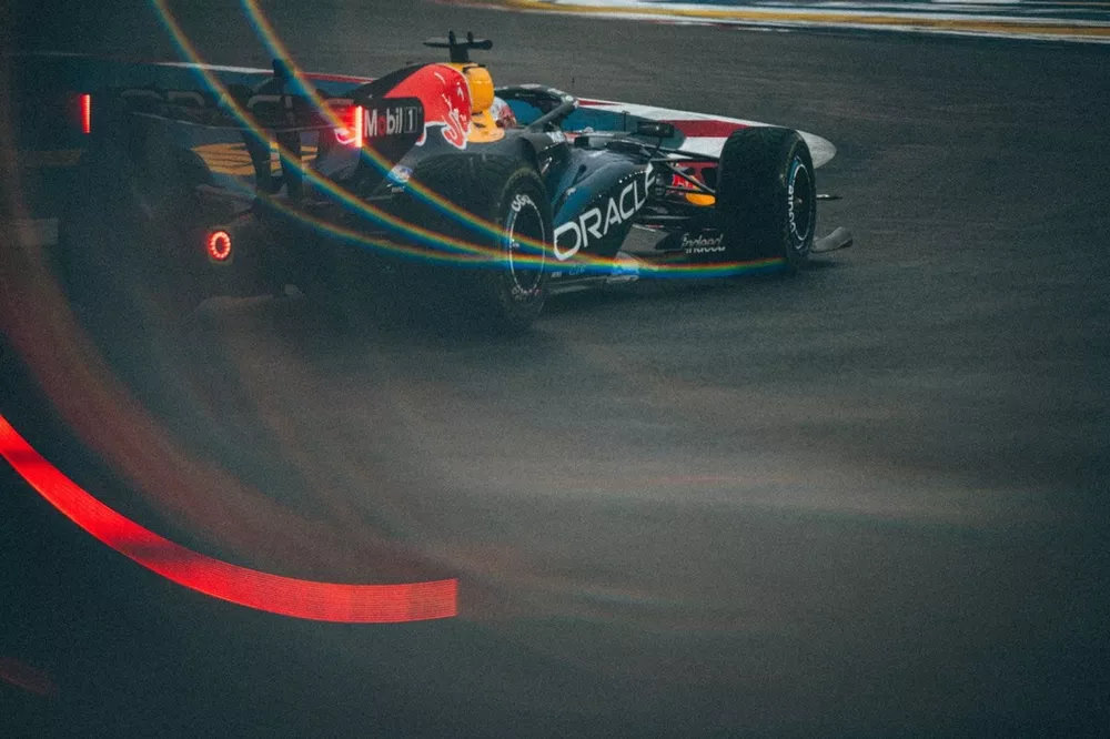 2026 F1 Singapore Grand Prix: Sunday Weather Forecast Update 3 F1 cars racing under lights at the Marina Bay Street Circuit on Sunday