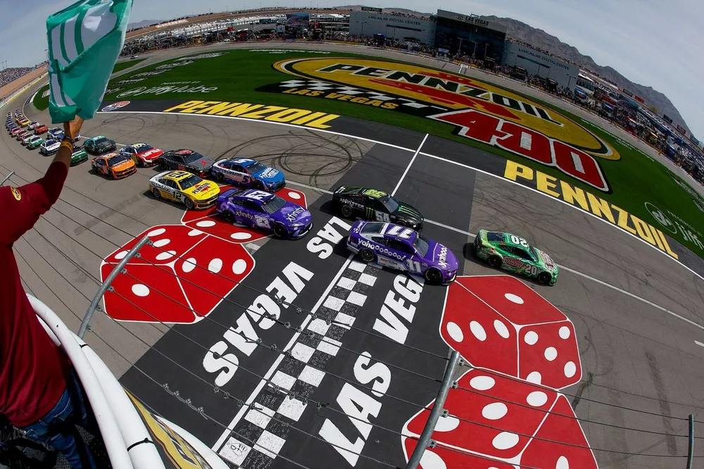 How to Watch NASCAR Las Vegas II: Full Weekend Schedule, Start Times & Entry List 2 NASCAR Cup Series cars at Las Vegas Motor Speedway during the Chase weekend
