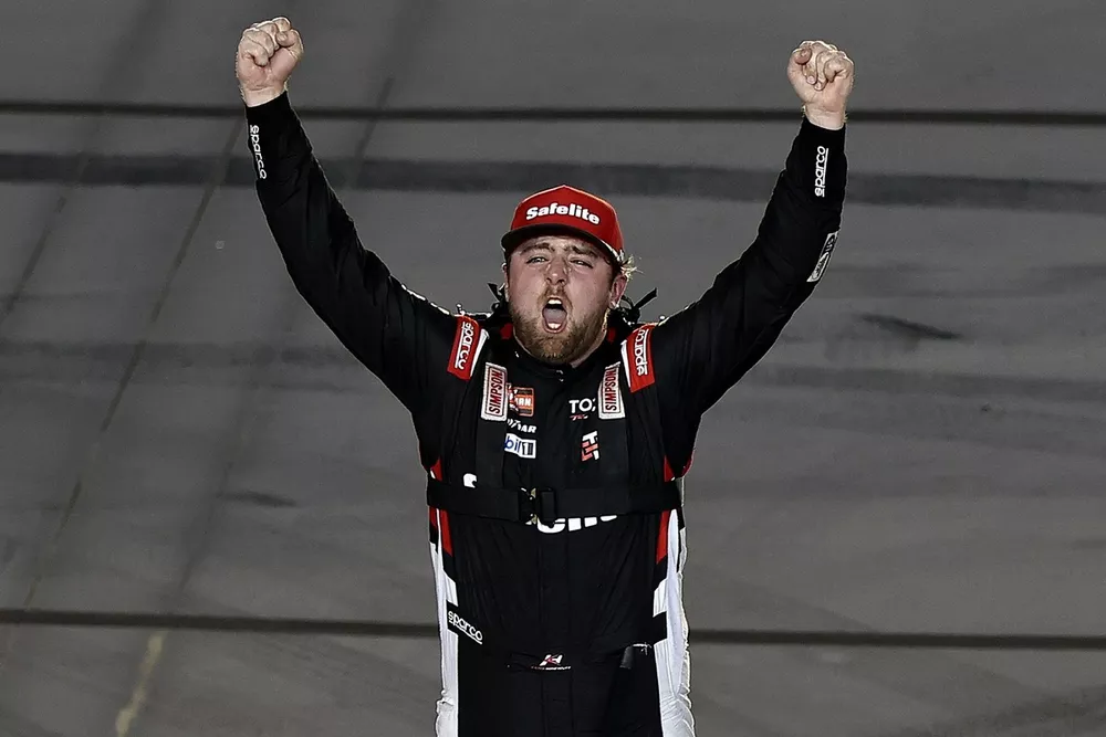 Kaden Honeycutt Dominates Clean Phoenix NASCAR Truck Race, Boosts Points Lead 2 Kaden Honeycutt leads the NASCAR Truck Series field at Phoenix Raceway