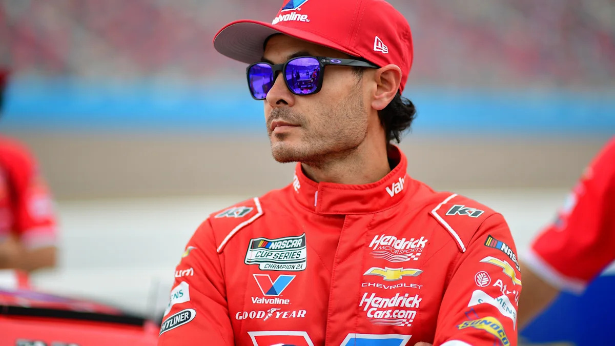 Kyle Larson’s Points Lead Wiped Out in Devastating Phoenix Crash 3 Kyle Larson's No. 5 team in the garage at Phoenix after crash