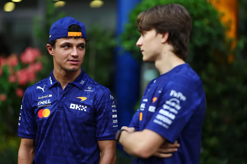McLaren Battles Lando Norris’ Costly Fuel Issue with Singapore Power Unit Fixes 2 Lando Norris and McLaren crew prepare the MCL40 ahead of Singapore practice