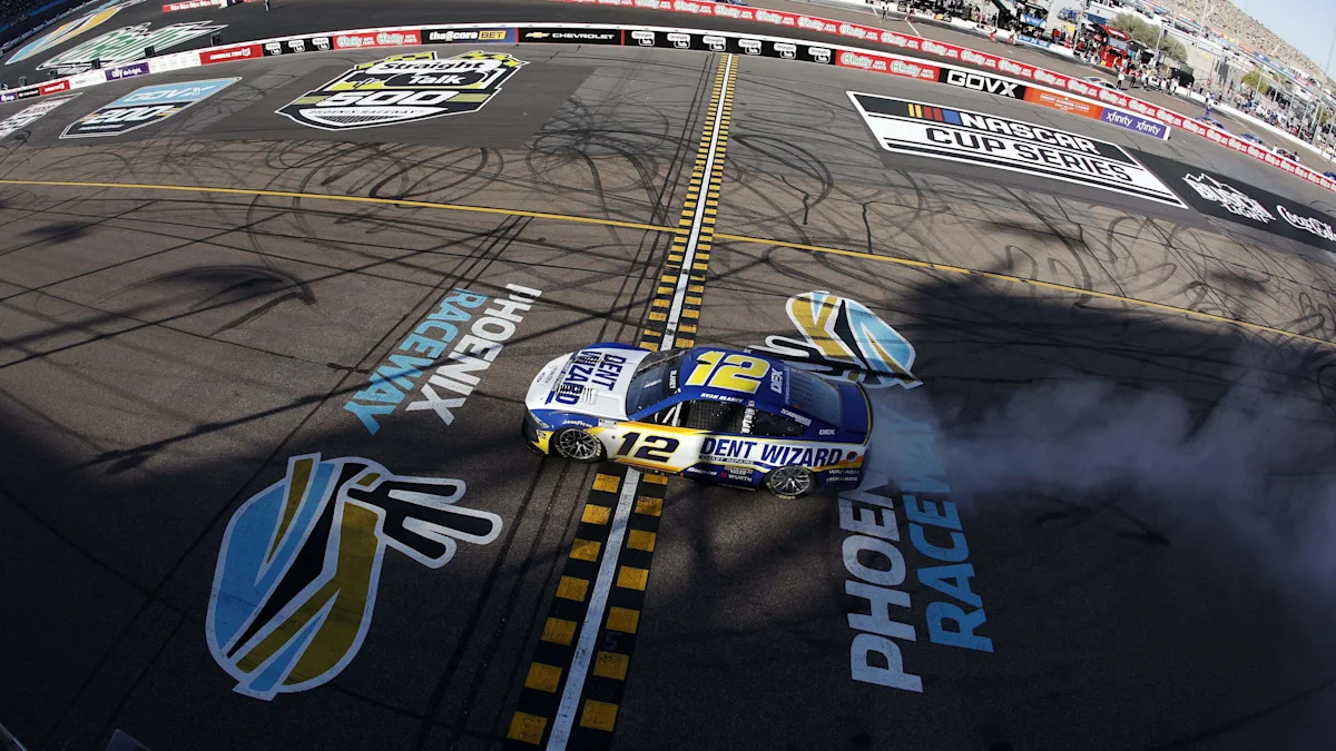 Complete Guide to Watch NASCAR at Phoenix II: Schedule, Start Time & Entry List 3 Pit crews service cars during a NASCAR Cup Series stop at Phoenix Raceway