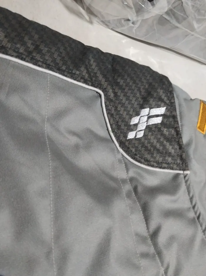 Carbon-look shoulder panel with white piping Carbon-look shoulder panel with white piping