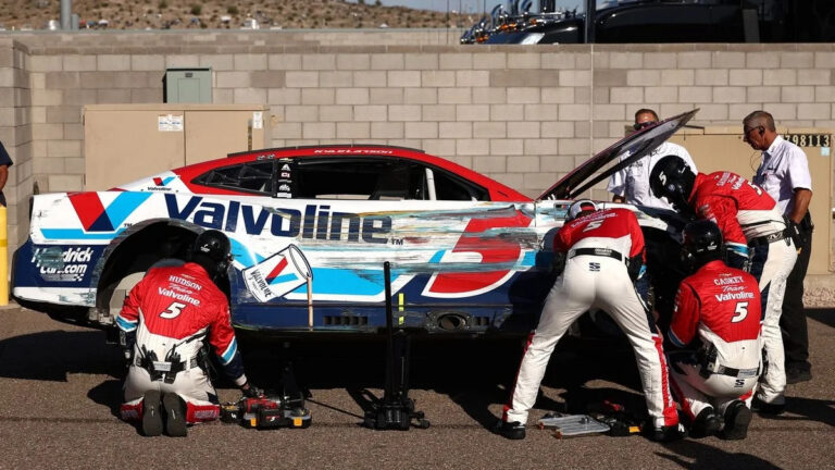 kyle larsons points lead vanishes with costly phoenix crash Kyle Larson’s Points Lead Wiped Out in Devastating Phoenix Crash